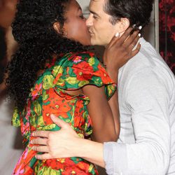 Orlando Bloom y Condola Rashad se besan en la presentación de 'Romeo y Julieta'