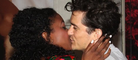 Orlando Bloom y Condola Rashad se besan en la presentación de 'Romeo y Julieta'