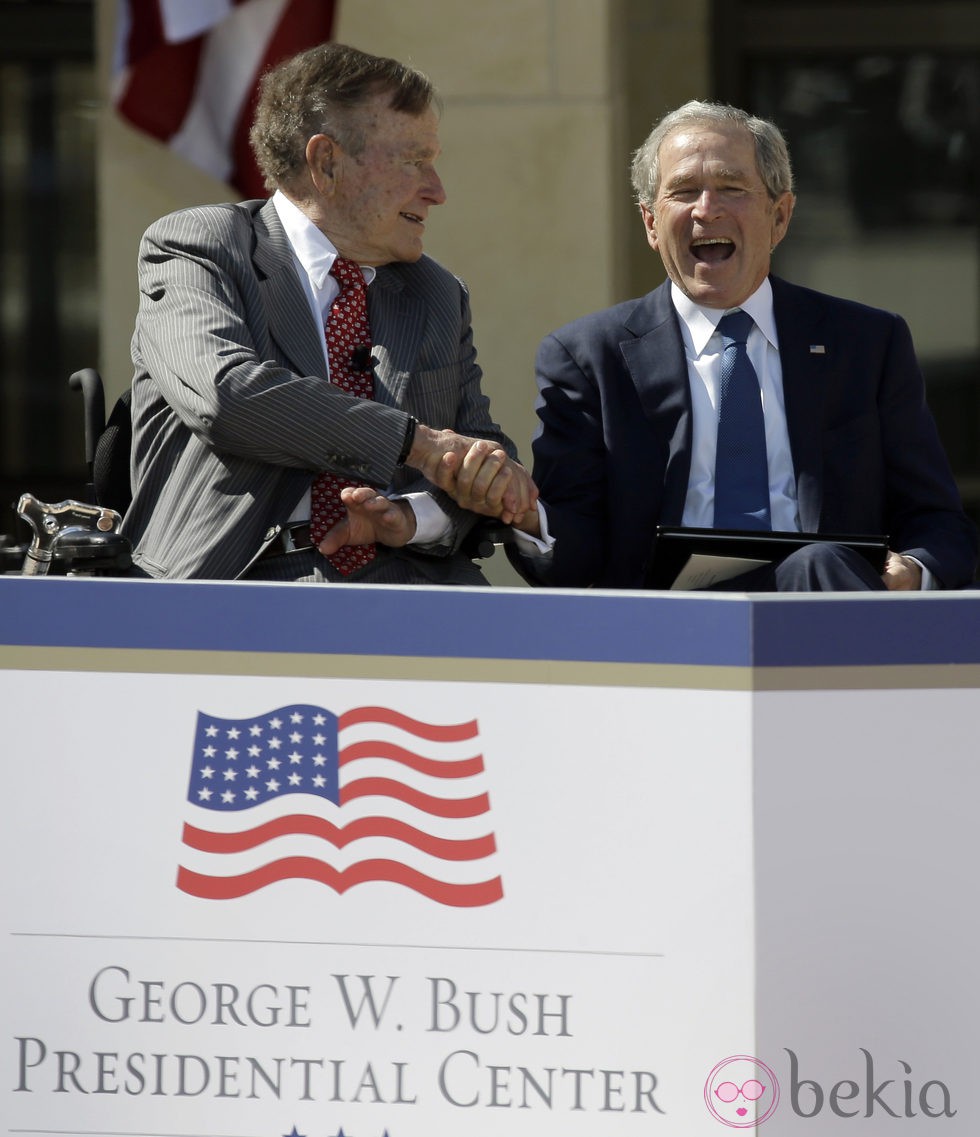 George Bush da la mano a su sonriente hijo George W. Bush
