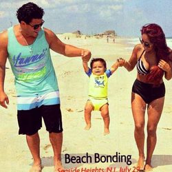 Snooki, Jionni LaValle y Lorenzo Dominic disfrutando de un día de playa