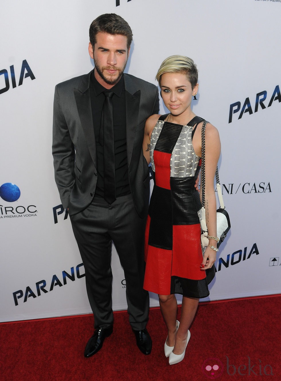 Miley Cyrus y Liam Hemsworth en la premiere de 'Paranoia' en Los Ángeles
