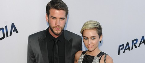 Miley Cyrus y Liam Hemsworth en la premiere de 'Paranoia' en Los Ángeles
