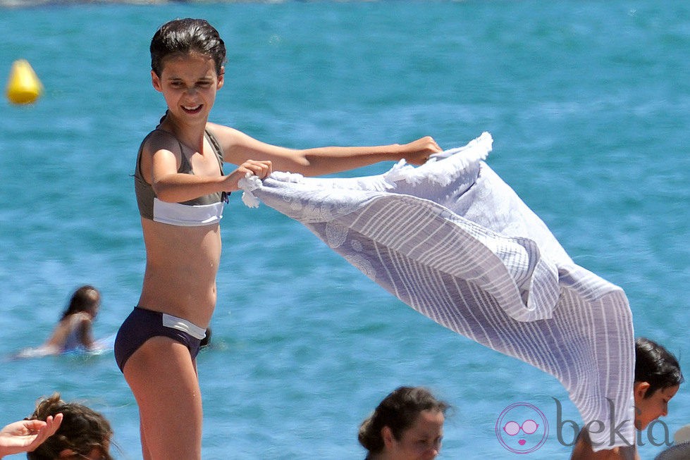 Victoria de Marichalar sacudiendo la toalla en una playa de Sotogrande