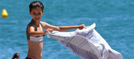 Victoria de Marichalar sacudiendo la toalla en una playa de Sotogrande