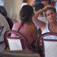 María Zurita tomando algo con una amiga en Formentera