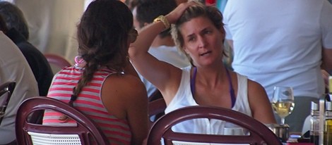María Zurita tomando algo con una amiga en Formentera