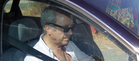 José Ortega Cano saliendo de la finca Yerbabuena tras recoger sus pertenencias