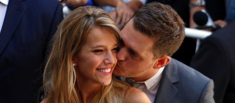 Michael Bublé besa cariñosamente a Luisana Lopilato el día de su boda civil