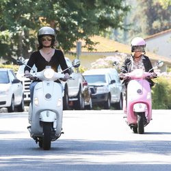 Kris Jenner y Khloe Kardashian dan una vuelta en moto
