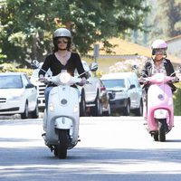 Kris Jenner y Khloe Kardashian dan una vuelta en moto