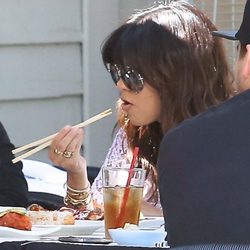Kourtney Kardashian comiendo sushi