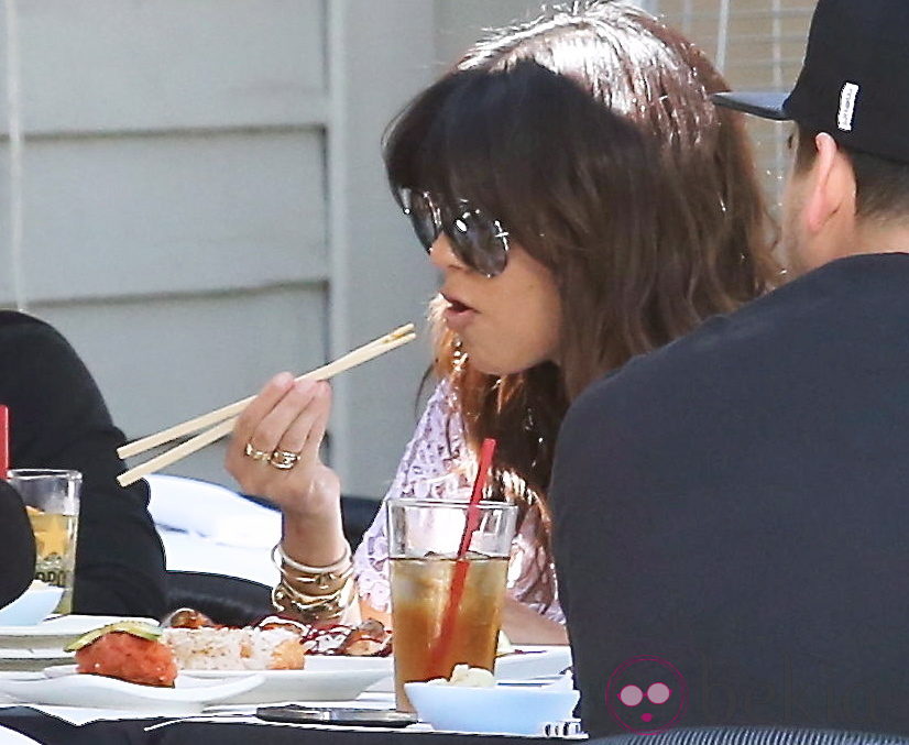 Kourtney Kardashian comiendo sushi