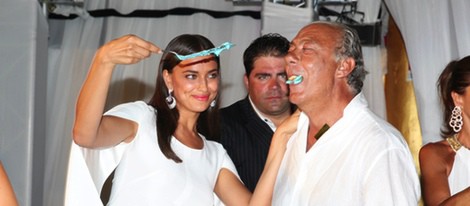 Irina Shayk dando tarta a Fawaz Gruosi en su fiesta de cumpleaños