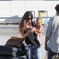 Olivia Molina mira el móvil junto a Sergio Mur y su hija Vera en Ibiza