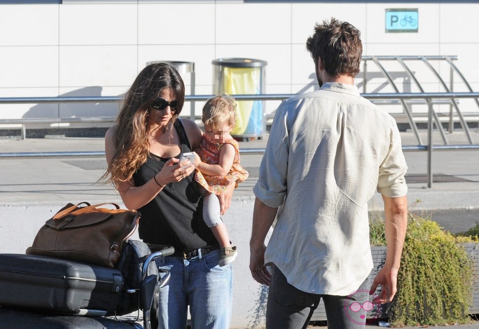 Olivia Molina mira el móvil junto a Sergio Mur y su hija Vera en Ibiza