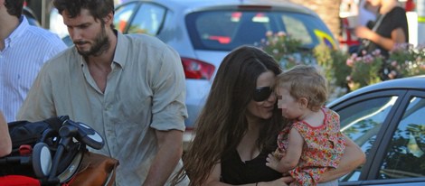 Olivia Molina hace un gesto cariñoso a su hija Vera junto a Sergio Mur en Ibiza