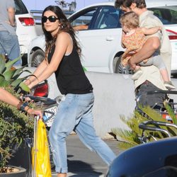 Olivia Molina y Sergio Mur con su hija Vera a su llegada a Ibiza
