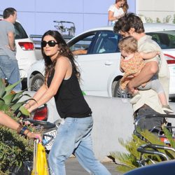 Olivia Molina y Sergio Mur con su hija Vera a su llegada a Ibiza