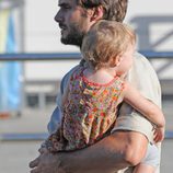 Sergio Mur con su hija Vera a su llegada a Ibiza