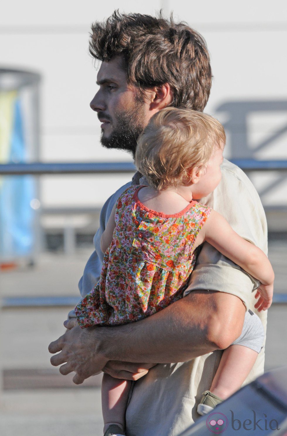 Sergio Mur con su hija Vera a su llegada a Ibiza