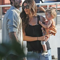 Sergio Mur y Olivia Molina con su hija Vera en Ibiza