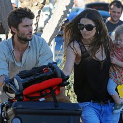Sergio Mur y Olivia Molina con su hija Vera a su llegada a Ibiza