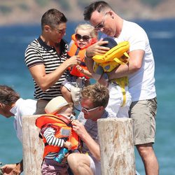 Neil Patrick Harris y David Burtka con sus hijos y David Furnish con los suyos en Saint-Tropez