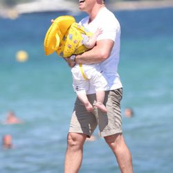 David Furnish con su hijo pequeño en Saint-Tropez