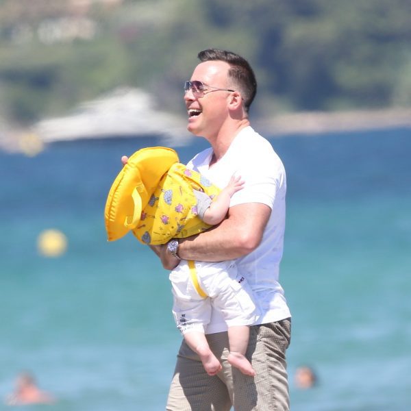 David Furnish con su hijo pequeño en Saint Tropez Las vacaciones de Elton John y Neil Patrick