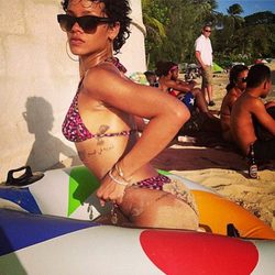 Rihanna en un flotador en la playa de Barbados