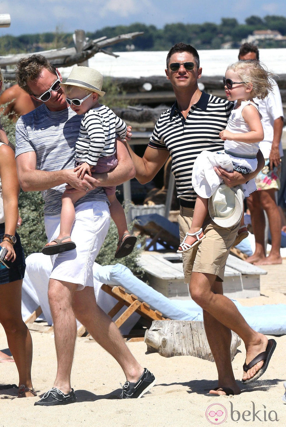 Neil Patrick Harris y David Burtka con sus hijos en Saint-Tropez