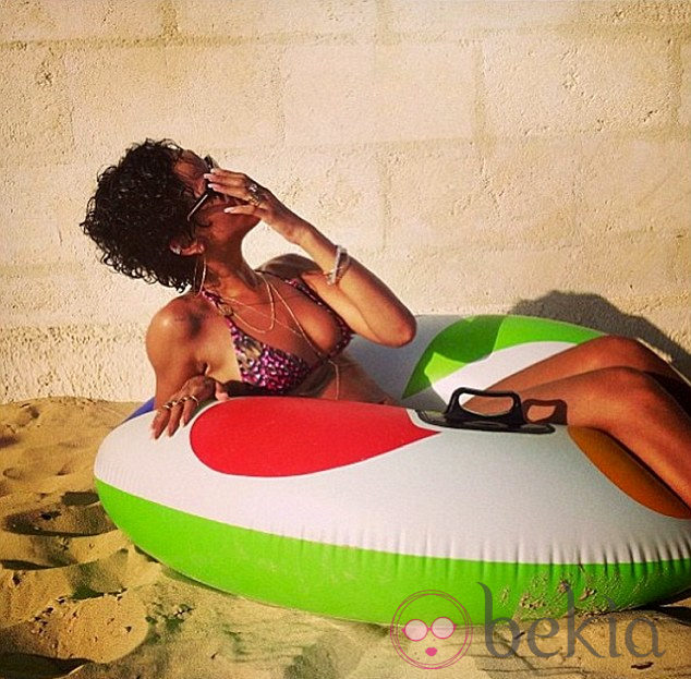 Rihanna tomando el sol en Barbados