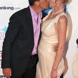 Antonio Banderas y Melanie Griffith besándose en la Starlite Gala 2013