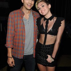 Ashton Kutcher y Miley Cyrus en los Teen Choice Awards 2013