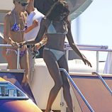 Naomi Campbell baja las escaleras de un barco en Formentera