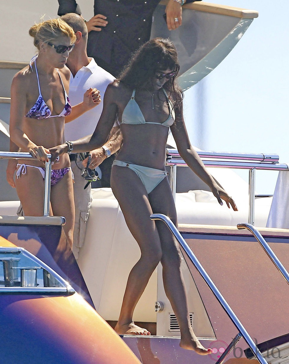 Naomi Campbell baja las escaleras de un barco en Formentera
