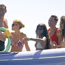 Naomi Campbell y sus amigos en una lancha en Formentera