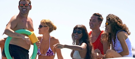 Naomi Campbell y sus amigos en una lancha en Formentera