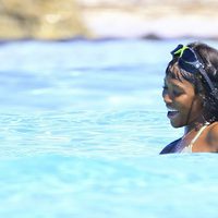 Naomi Campbell bañándose en el mar en Formentera