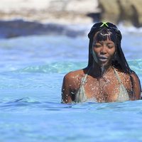 Naomi Campbell se da un chapuzón en Formentera