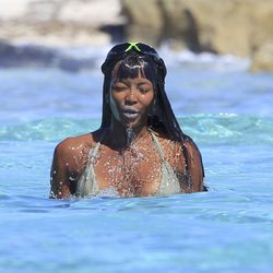 Naomi Campbell se da un chapuzón en Formentera