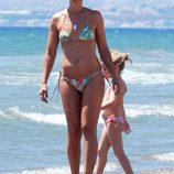 Valeria Mazza con su hija en una playa de Marbella
