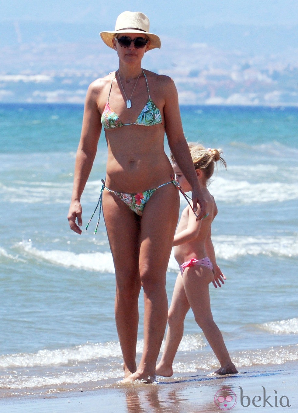 Valeria Mazza con su hija en una playa de Marbella