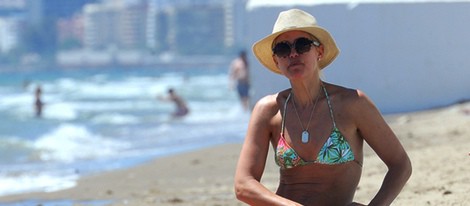 Valeria Mazza en bikini en una playa de Marbella