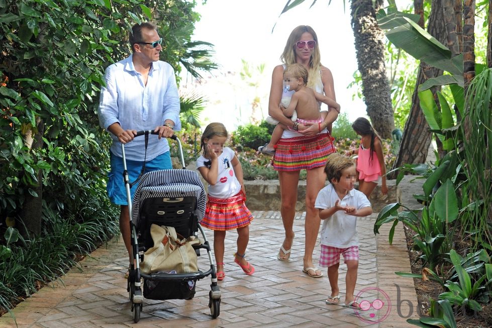 Alejandra Prat y Juan Manuel Alcaraz con sus hijos en Marbella