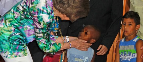 La Reina Sofía acaricia a un niño durante su visita a los proyectos de Cáritas Mallorca