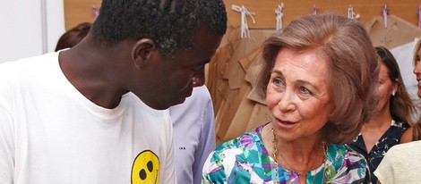 La Reina Sofía charla con un miembro del proyecto 'koluté' de Cáritas Mallorca