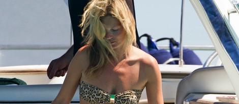 Kate Moss luce cuerpo en bikini en Formentera