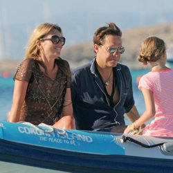 Kate Moss, Jamie Hince y Lila Grace en Formentera