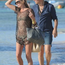 Kate Moss y Jamie Hince en una playa de Formentera